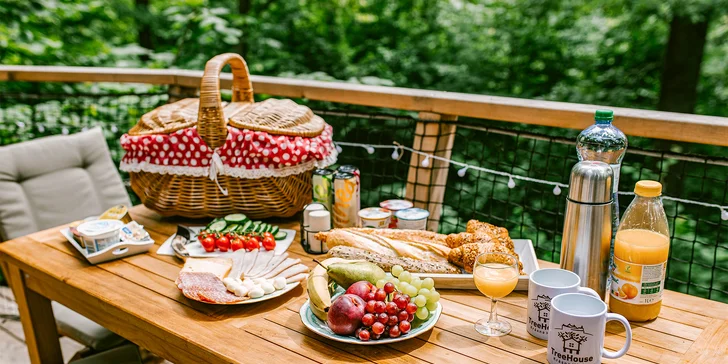 Domečky na stromě s výhledem na hrad Krásna Hôrka a snídaní z piknikového košíku servírovanou na terase