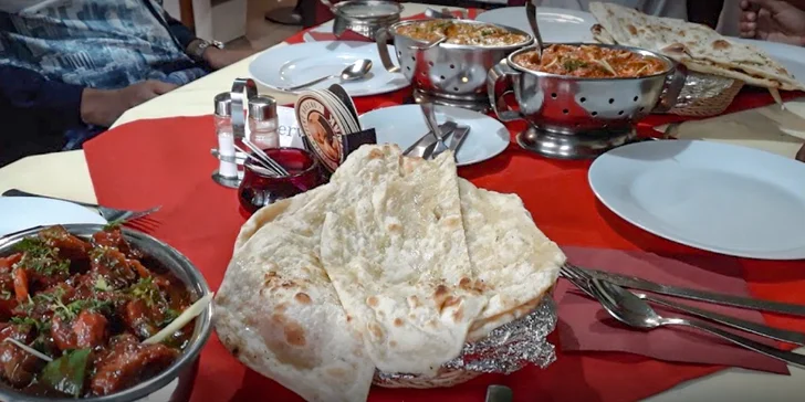 Indické tříchodové menu pro dva: vegetariánské speciality nebo menu s kuřecím masem