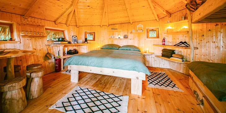 Domčeky na strome s výhľadom na hrad Krásna Hôrka a raňajkami z piknikového košíka servírovanými na terase