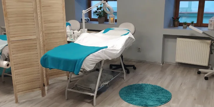 Čištění aknózní pleti nebo kosmetické liftingové ošetření