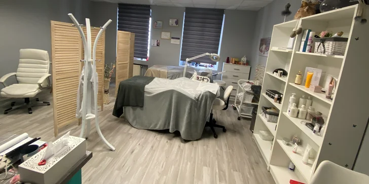 Čištění aknózní pleti nebo kosmetické liftingové ošetření