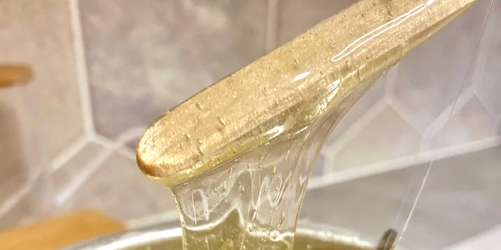 Hladká pokožka bez chloupků: depilace cukrovou pastou, ruce i nohy, podpaží, obličej