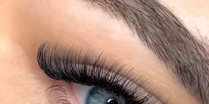 Podmanivý pohled: profesionální prodloužení a zhuštění řas i úprava obočí