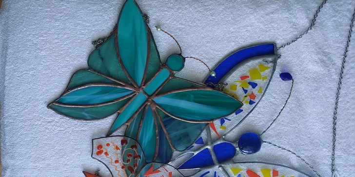 Kurz vitráže nebo mozaiky: 3 hodiny tvoření andělů, motýlů či osobní mandaly