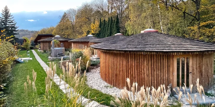 Dovolená v Beskydech ve valašské jurtě či dřevěné chatičce: možnost snídaně, sauny či koupacího sudu a bazén