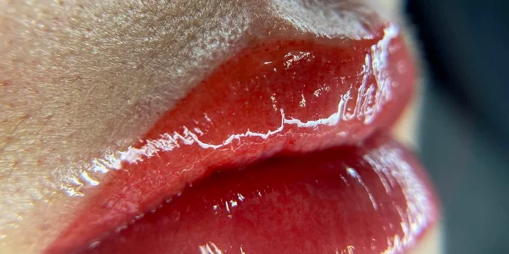 Permanentní make-up: oční linky, obočí pudrovou metodou nebo rty metodou aqua lips