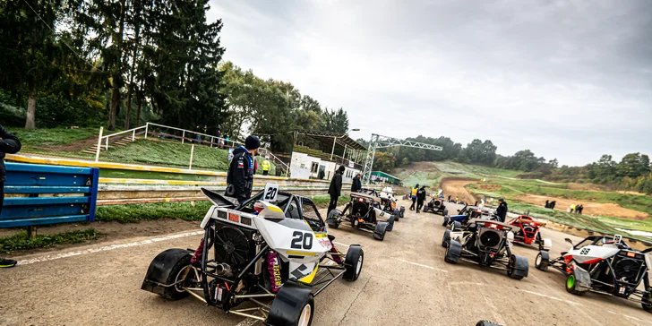 Jízda ve speciální závodní buggy Kartcross na 4 tratích po celé ČR i s certifikátem, záznamem a občerstvením