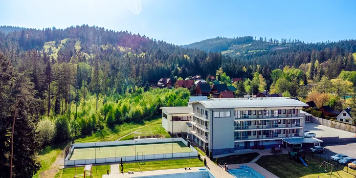 Pobyt v moderním 4* rezortu u Oravské přehrady: bazény, saunový svět i množství sportovních aktivit