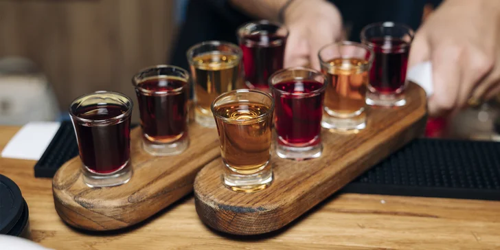 Masterclass přípravy tří koktejlů s barmanem nebo degustace šesti pálenek i s občerstvením