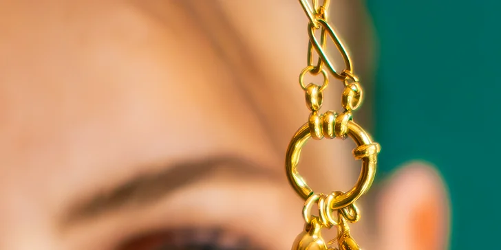 Zažijte tvorbu vlastního šperku v srdci Prahy: vyberte si náramek, náhrdelník nebo přívěsky s významem