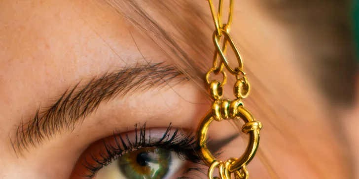 Zažijte tvorbu vlastního šperku v srdci Prahy: vyberte si náramek, náhrdelník nebo přívěsky s významem