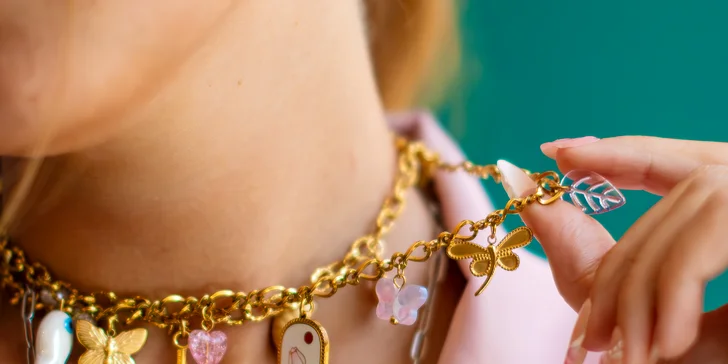 Zažijte tvorbu vlastního šperku v srdci Prahy: vyberte si náramek, náhrdelník nebo přívěsky s významem