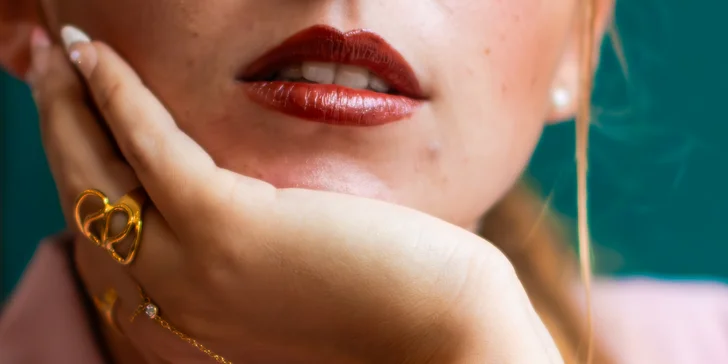 Zažijte tvorbu vlastního šperku v srdci Prahy: vyberte si náramek, náhrdelník nebo přívěsky s významem