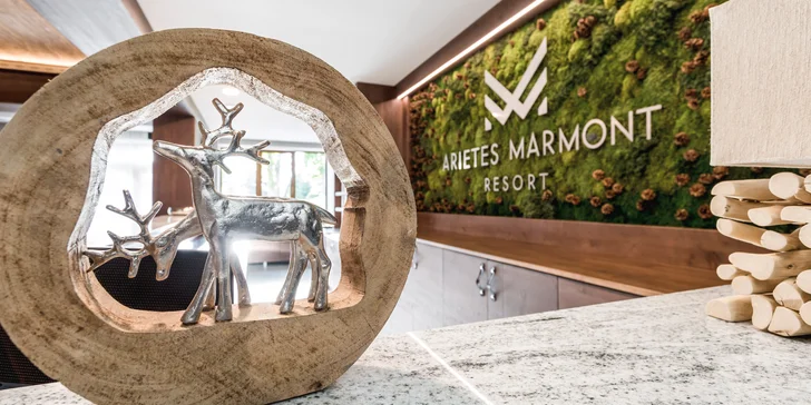 Stylový Arietes Marmont Resort****: chalety, tiny housy i wellness, 2 děti do 11,99 let zdarma