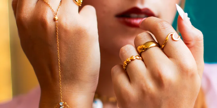 Zažijte tvorbu vlastního šperku v srdci Prahy: vyberte si náramek, náhrdelník nebo přívěsky s významem