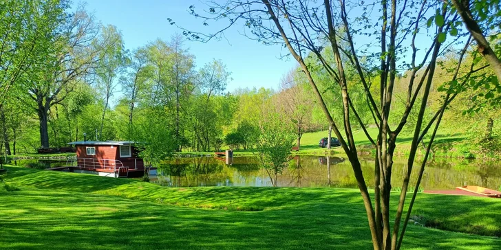 Hausbót Pohodička na rybníčku: pobyt s rybolovem i projížďkami na loďce