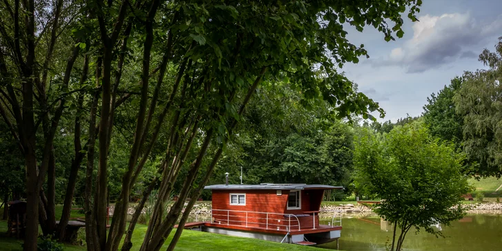 Hausbót Pohodička na rybníčku: pobyt s rybolovem i projížďkami na loďce