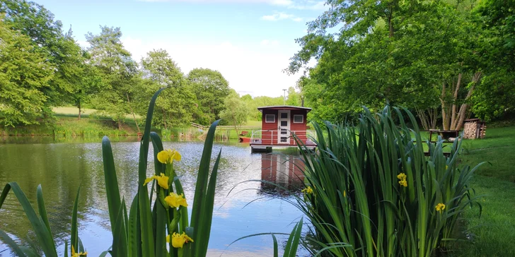 Hausbót Pohodička na rybníčku: pobyt s rybolovem i projížďkami na loďce