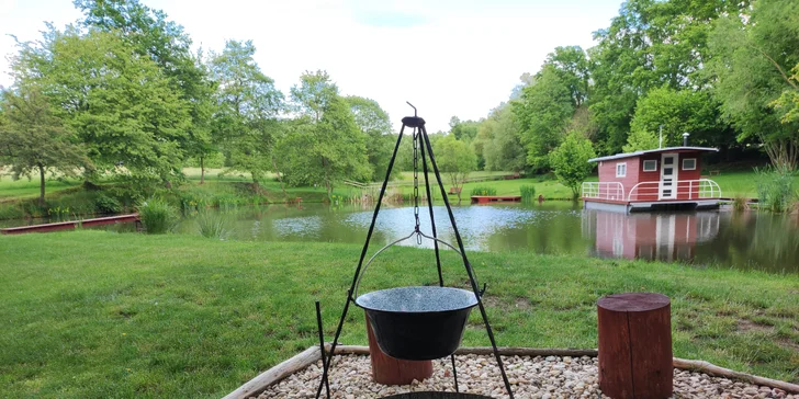 Hausbót Pohodička na rybníčku: pobyt s rybolovem i projížďkami na loďce