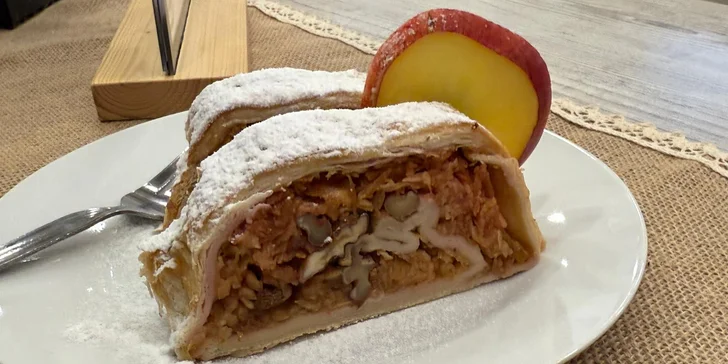 Tříchodové zvěřinové menu: poctivý vývar, guláš s domácími knedlíky a štrúdl