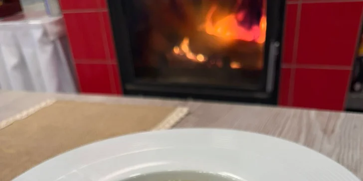 Tříchodové zvěřinové menu: poctivý vývar, guláš s domácími knedlíky a štrúdl