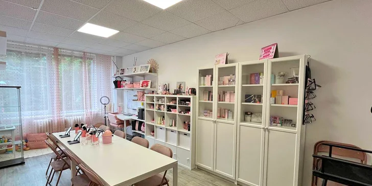 Kurz líčení krok za krokem pro 1–4 osoby i s balíčkem kosmetiky dle výběru