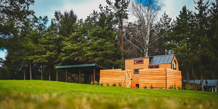 Romantický pobyt ve vybaveném tiny house na východu Čech s koupacím sudem