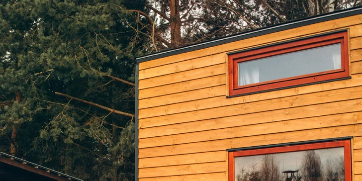 Romantický pobyt ve vybaveném tiny house na východu Čech s koupacím sudem