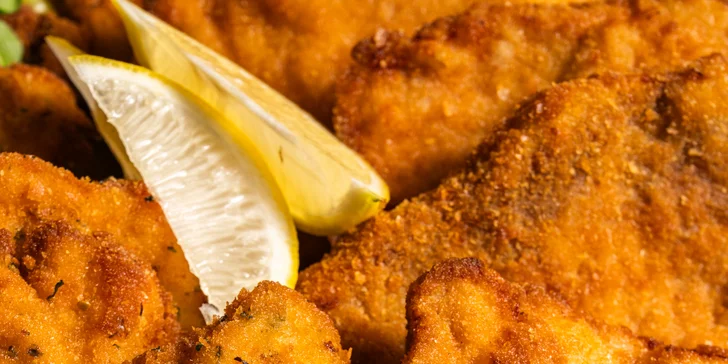 Deska plná zlatavých smažených řízků nebo i sýrů až pro 5 osob