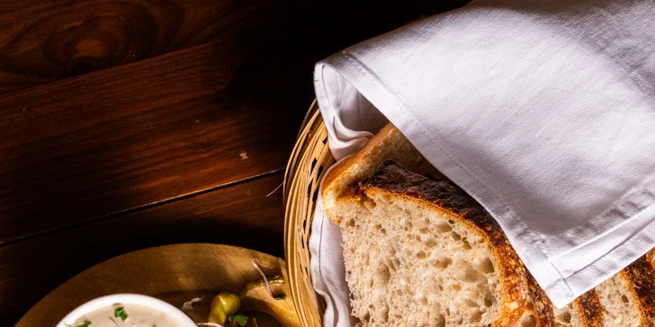 Deska plná zlatavých smažených řízků nebo i sýrů až pro 5 osob