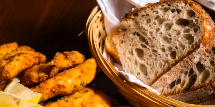 Deska plná zlatavých smažených řízků nebo i sýrů až pro 5 osob