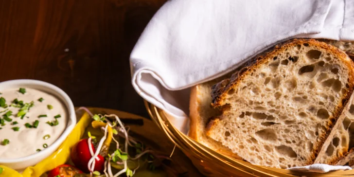 Deska plná zlatavých smažených řízků nebo i sýrů až pro 5 osob