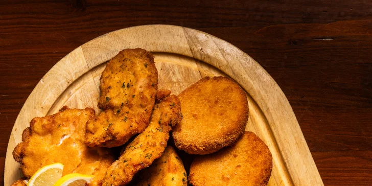 Deska plná zlatavých smažených řízků nebo i sýrů až pro 5 osob