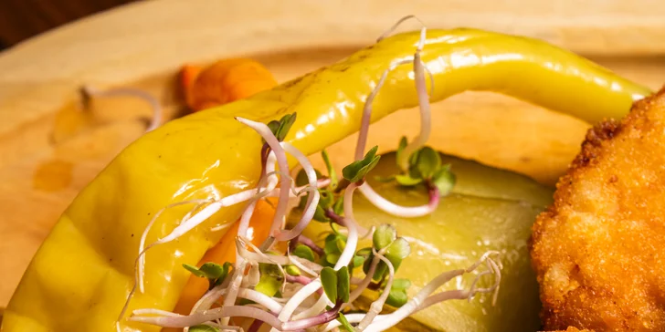 Deska plná zlatavých smažených řízků nebo i sýrů až pro 5 osob