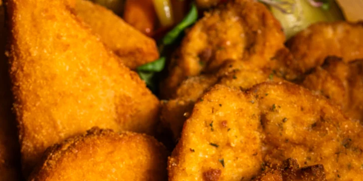 Deska plná zlatavých smažených řízků nebo i sýrů až pro 5 osob