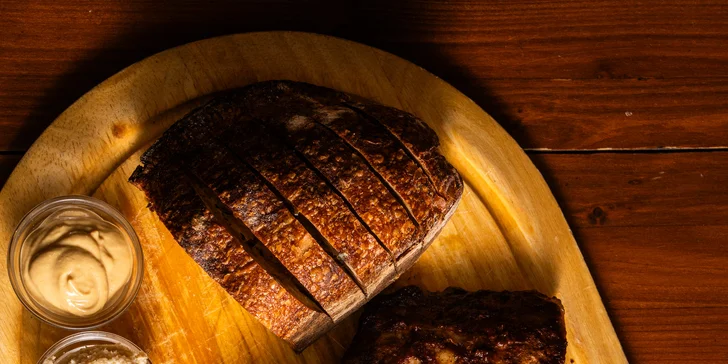 Pečená vepřová BBQ žebra nebo koleno s přílohami a chlebem