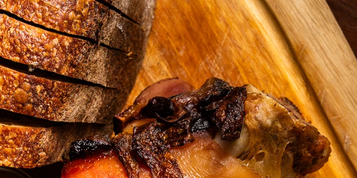 Pečená vepřová BBQ žebra nebo koleno s přílohami a chlebem