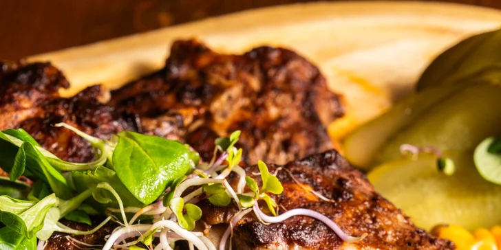 Pečená vepřová BBQ žebra nebo koleno s přílohami a chlebem