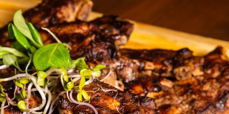 Pečená vepřová BBQ žebra nebo koleno s přílohami a chlebem