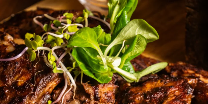 Pečená vepřová BBQ žebra nebo koleno s přílohami a chlebem