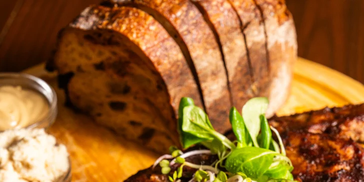 Pečená vepřová BBQ žebra nebo koleno s přílohami a chlebem