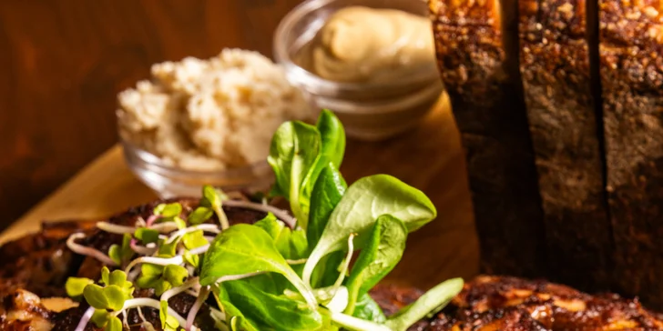 Pečená vepřová BBQ žebra nebo koleno s přílohami a chlebem