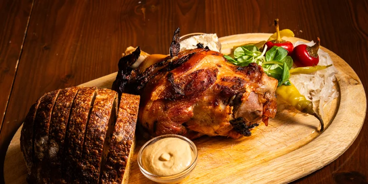 Pečená vepřová BBQ žebra nebo koleno s přílohami a chlebem