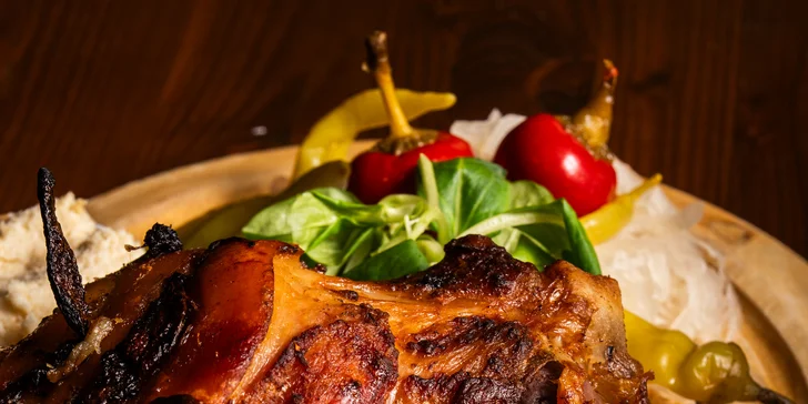 Pečená vepřová BBQ žebra nebo koleno s přílohami a chlebem