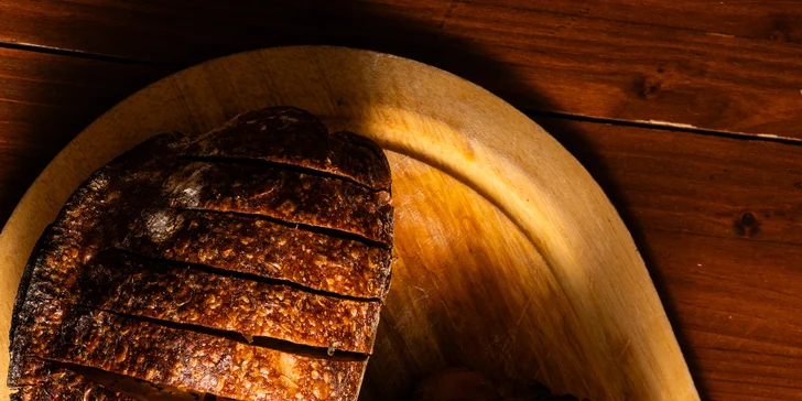 Pečená vepřová BBQ žebra nebo koleno s přílohami a chlebem