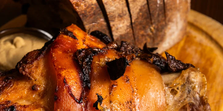 Pečená vepřová BBQ žebra nebo koleno s přílohami a chlebem