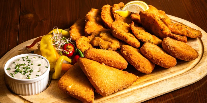 Deska plná zlatavých smažených řízků nebo i sýrů až pro 5 osob