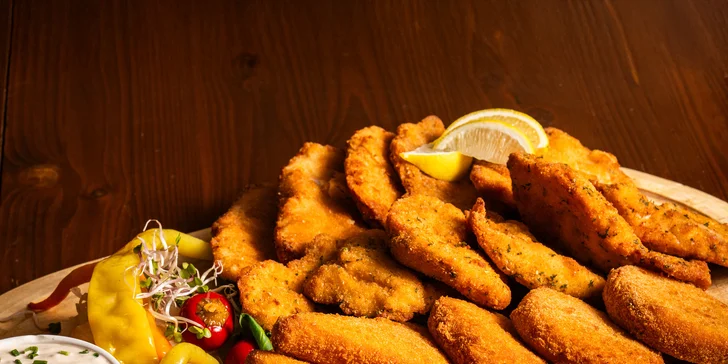 Deska plná zlatavých smažených řízků nebo i sýrů až pro 5 osob