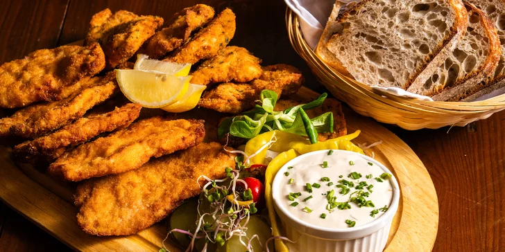 Deska plná zlatavých smažených řízků nebo i sýrů až pro 5 osob