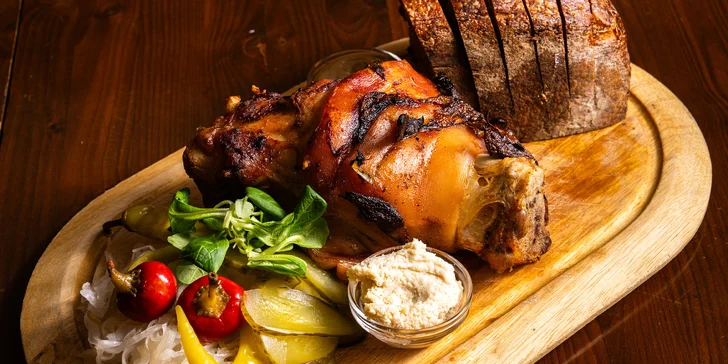 Pečená vepřová BBQ žebra nebo koleno s přílohami a chlebem